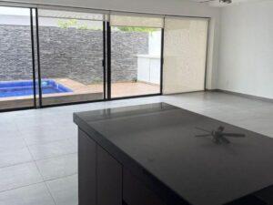 Casa familiar en venta en Residencial Aqua Cancún con seguridad y alberca