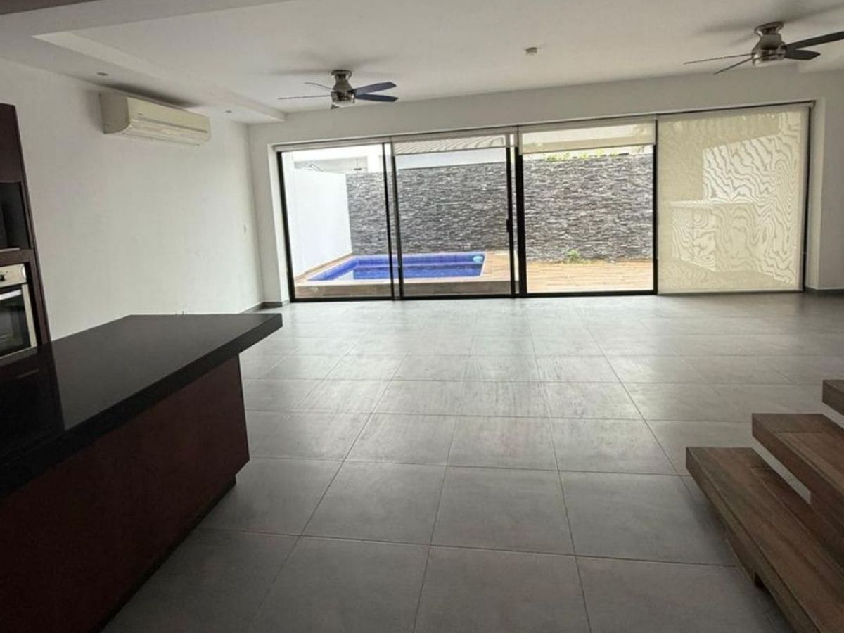 Casa moderna en Residencial Aqua Cancún con alberca, terraza y acabados premium