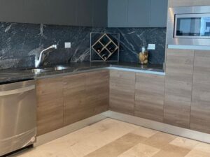Cocina abierta en departamento de lujo en Puerto Cancún con vista a la marina y amenidades exclusivas