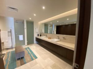Departamento de alta gama en Puerto Cancún con baño premium