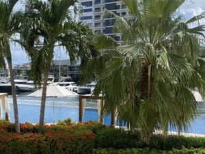 Departamento de lujo de dos pisos en venta en Puerto Cancún con vista a la marina y acabados modernos