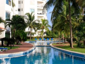Departamento de lujo en Isla Dorada Cancún con dos albercas y amenidades premium exclusivas