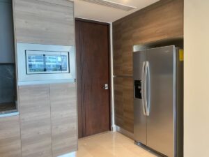Departamento de lujo en Puerto Cancún con cocina moderna abierta