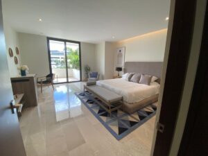 Departamento de lujo frente a marina en Puerto Cancún con diseño contemporáneo con amplia recámara muy iluminada