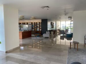 Departamento exclusivo en Puerto Cancún con terrazas amplias y amenidades de primer nivel