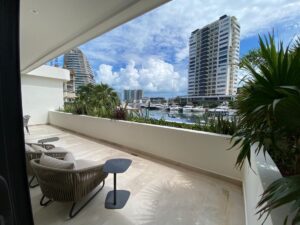 Departamento moderno en Puerto Cancún con terraza amplia y vista al mar Caribe