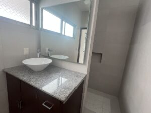 Espaciosos baños en residencia en renta en fraccionamiento de prestigio en Cancún
