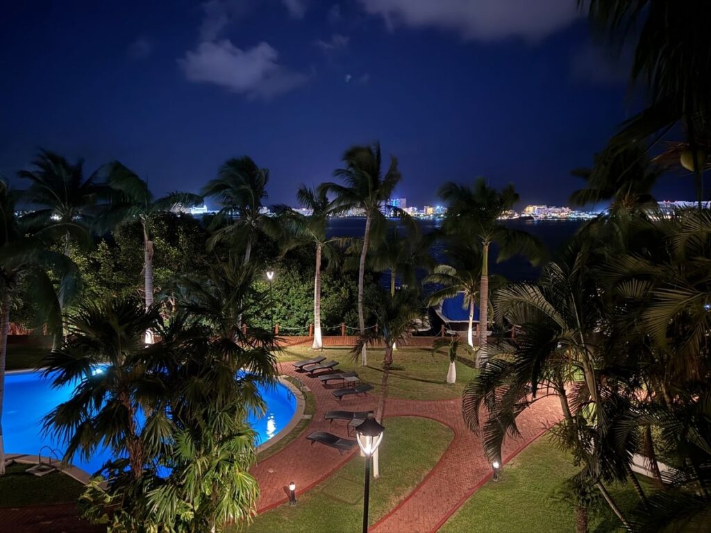 Espectacular vista a la laguna y zona hotelera desde departamento en venta en residencial Isla Dorada Cancún