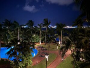 Espectacular vista a la laguna y zona hotelera desde departamento en venta en residencial Isla Dorada Cancún
