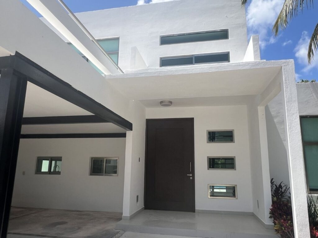 Fachada de exclusiva residencia en renta en Villa Magna Cancún