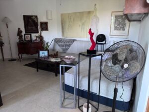 Interior acogedor de departamento de una recámara en Isla Dorada Cancún con iluminación natural y vista a la laguna