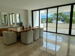 Interior elegante de departamento de dos niveles en Puerto Cancún con diseño contemporáneo y espacios abiertos