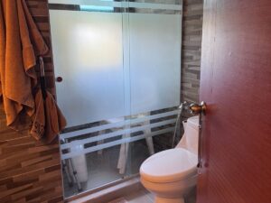 Moderno y amplio baño en departamento de lujo en venta en Isla Dorada Cancún