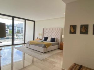 Recámara principal amplia en departamento de lujo en Puerto Cancún con balcón privado y vista panorámica