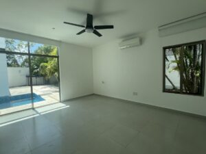 Recámara principal con acceso directo a alberca y jardín en casa en renta en Villa Magna Cancún