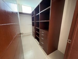 Recámara principal en casa en Villa Magna Cancún con iluminación natural y elegante walk-in closet