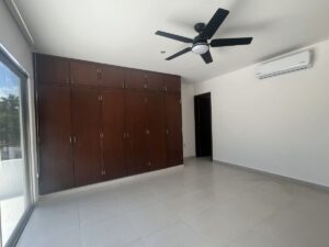 Recámara secundaria con salida a la alberca y jardín en casa en renta en Villamagna Cancún