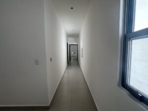 Residencia en renta en Cancún con alberca central, jardín y 4 recámaras en zona exclusiva