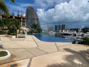Residencia premium en Puerto Cancún con alberca y asoleadero frente a la marina