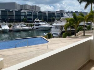 Terraza privada con vista panorámica a la marina en departamento exclusivo de Puerto Cancún