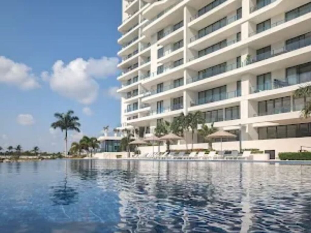 Vista exterior del condominio de lujo en venta en Puerto Cancún