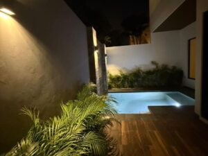 Alberca privada en casa de lujo en Vía Cumbres con ambiente exclusivo y relajante