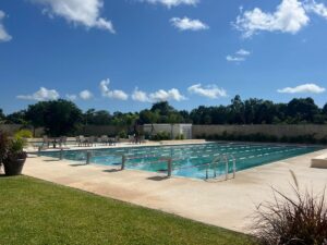 Amenidades de primer nivel en residencial de Cancún con alberca, gimnasio y áreas verdes