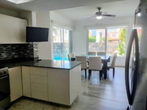 Amplia cocina abierta y comedor con salida a la alberca en casa en renta en Isla Dorada Cancún