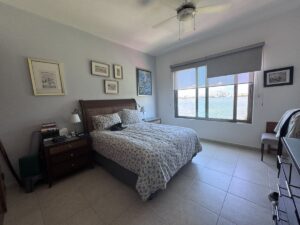 Amplia recámara principal con iluminación natural en departamento en venta en Isla Dorada Cancún
