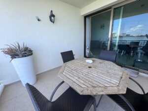 Amplia terraza con vista panoramica a la zona hotelera en departamento en venta en Isla Dorada Cancún