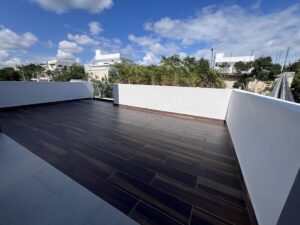 Amplia terraza en recámara principal en casa en Via Cumbres Cancún