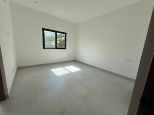 Amplias y modernas recámaras secundarias en casa de lujo en residencial Via Cumbres