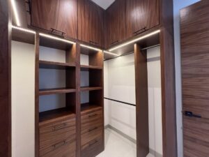 Amplio walk in closet en casa en Via Cumbres