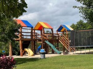 Área de juegos infantiles en Via Cumbres Cancún