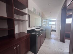 Baño con jacuzzi en recámara principal en residencia en renta en Isla Dorada Cancún