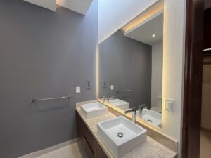 Baño de lujo en residencia en Vía Cumbre con acabados modernos y estilo contemporáneo