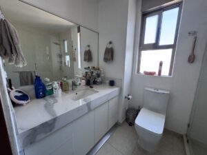 Baño moderno en departamento en venta en Isla Dorada Cancún