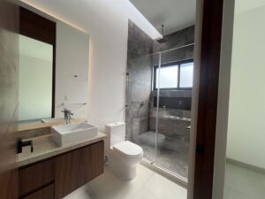 Baños con ventilación natural en cada una de las recámaras secundarias en residencia premium en Cancún