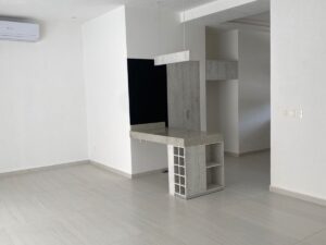 Casa en Río Residencial Cancún con cocina equipada, alacena, barra y acabados de primera calidad