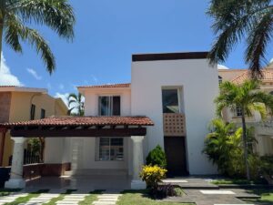Casa en renta en Isla Dorada Cancún con 4 habitaciones y alberca privada