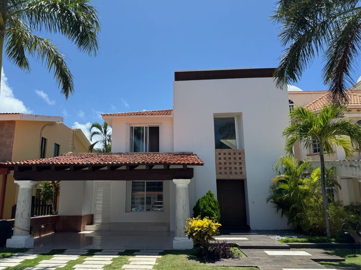 Casa en renta en Isla Dorada Cancún con 4 habitaciones y alberca privada