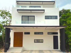 Casa en venta en Río Residencial Cancún con 4 recámaras, alberca y tres niveles de diseño moderno