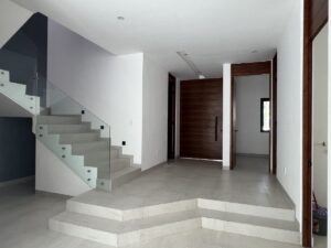 Casa en renta en Vía Cumbre con excelente iluminación natural y amplios espacios interiores de lujo
