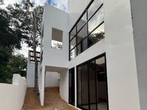 Casa exclusiva en venta en Tulum Country Club con arquitectura contemporánea y gran iluminación natural
