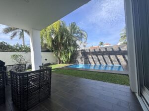 Casa moderna en Residencial Isla Dorada Cancún con alberca, terraza y acabados premium