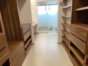 Casa moderna en Río Residencial Cancún con baños elegantes y excelente iluminación natural