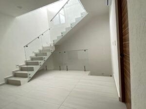Casa moderna en Río Residencial Cancún con concepto abierto y abundante luz natural