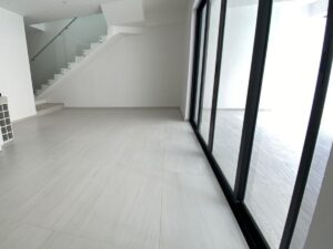 Casa moderna en Río Residencial Cancún con espacios abiertos, iluminación natural y 4 habitaciones