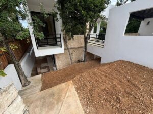 Casa moderna en Tulum Country Club con interiores amplios y ventanales de piso a techo