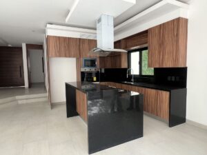 Cocina con equipamiento de primer nivel en casa en renta en Via Cumbres Cancún
